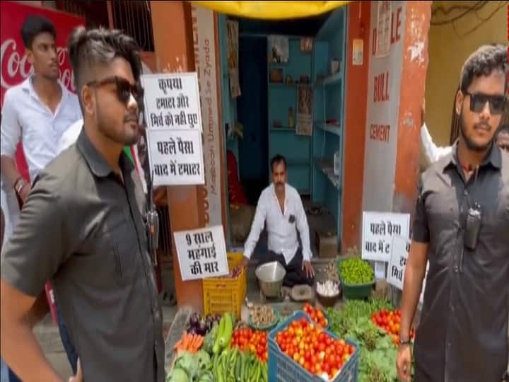 Vegetable vendor deployed bouncers to protect tomato stock in varanasi  samajwadi party chief Akhilesh Yadav shares video Tomato Price Hike : टोमॅटोच्या सुरक्षेसाठी दोन बाऊन्सर तैनात, वाराणसीतील भाजी विक्रेत्याची चर्चा; व्हिडीओ शेअर करत अखिलेश यादव म्हणाले...