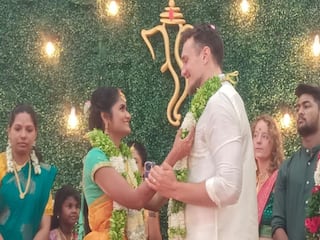 Madurai: ஸ்வீடன் ஆசிரியரை மணந்த மதுரை பெண்; தமிழர் பாரம்பரிய முறைப்படி திருமணம் - தம்பதிக்கு குவியும் பாராட்டு