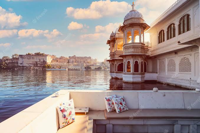 उदयपुर, राजस्थान: 'झीलों के शहर' उदयपुर (Udaipur) बारिश के मौसम में और भी ज्यादा खूबसूरत हो जाता है. पिछोला लेक पर बारिश की बूंदों को देखना या पार्टनर के साथ खाने का लुत्फ उठाना काफी बेस्ट माना जाता है. यहां के राजसी महल और राजसी ठाठ-बाट मानसून में आपके ट्रिप को और भी बेहतरीन बना देगा.