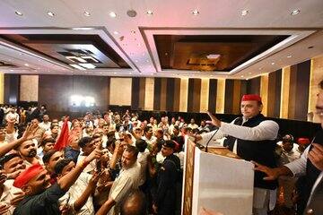 સપા અધ્યક્ષે કહ્યું કે ભાજપ વિપક્ષમાં ભાગલા પાડવા માટે વિવિધ પ્રશ્નો ઉભા કરે છે. તેમણે કહ્યું કે ભાજપના લોકો પ્રશ્ન કરે છે કે વિપક્ષ પાસે ચહેરો નથી પરંતુ અમે સાથે છીએ. આગામી ચૂંટણીને લઈને અખિલેશ યાદવે કહ્યું કે અમારી પાસે ઘણા ચહેરા છે પરંતુ ભાજપ પાસે કોઈ ચહેરો નથી.