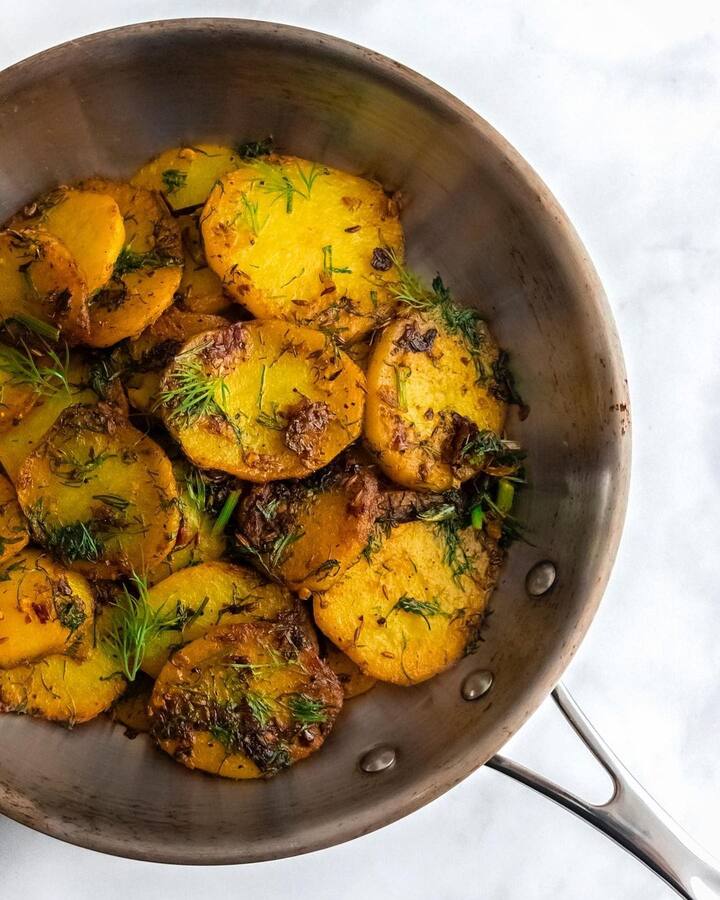 सब्जी बनाने के लिए आपको चाहिए चार आलू छिलके उतारे हुए. इन्हें आप गोलकार आकार में काट लें औऱ पानी से साफ कर लें. सभी सामग्रियों को एक बाउल में तैयार करके रख लें. जैसे लाल मिर्च को काट लें और हरा धनिया धोकर काट लें.