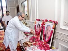 In Pics: मुलायम सिंह यादव की पत्नी की पहली पुण्यतिथि पर पहुंचे BJP के दिग्गज, परिवार के ये लोग नहीं आए नजर