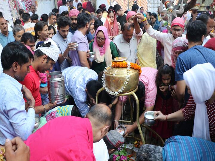 Shiv Temple: સોમવાર મહાદેવને પ્રિય છે. દેશમાં કેટલાક અનોખા શિવમંદિર આવેલા છે, જેનું રહસ્ય આજે પણ અકબંધ છે. આ શિવ મંદિરોમાં ક્યાંક વીજળી પડે છે તો ક્યાંક મંદિર ગાયબ થઈ જાય છે.