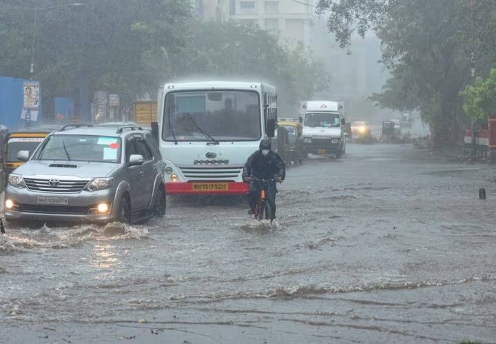 school-holiday-due-to-rain-today-see-the-complete-list-delhi-ncr-noida-gurugram-and-all-over-india marathi news New Delhi : दिल्ली-एनसीआरसह देशातील अनेक शहरांमध्ये मुसळधार पावसामुळे शाळा आज बंद; रेड अलर्ट जारी