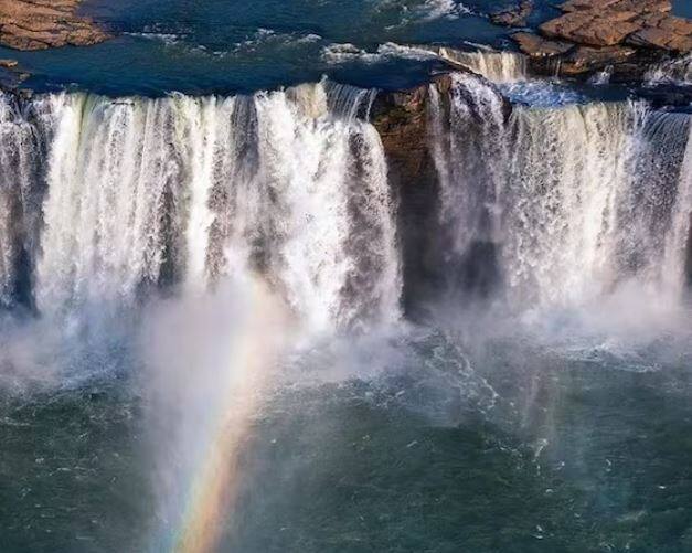 ਤੁਸੀਂ ਛੱਤੀਸਗੜ੍ਹ ਵਿੱਚ ਚਿਤਰਕੂਟ ਵਾਟਰਫਾਲ ਵੀ ਜਾ ਸਕਦੇ ਹੋ। ਇਹ ਸਭ ਤੋਂ ਮਸ਼ਹੂਰ ਅਤੇ ਪ੍ਰਸਿੱਧ ਸਥਾਨ ਹੈ। ਹਰ ਪਾਸੇ ਛੋਟੇ-ਵੱਡੇ ਪਹਾੜ, ਸੰਘਣੇ ਜੰਗਲ ਅਤੇ ਹਰਿਆਲੀ ਇਸ ਝਰਨੇ ਦੀ ਸੁੰਦਰਤਾ ਨੂੰ ਹੋਰ ਵਧਾ ਦਿੰਦੀ ਹੈ। ਮਾਨਸੂਨ ਵਿੱਚ ਇੱਥੋਂ ਦਾ ਨਜ਼ਾਰਾ ਬਹੁਤ ਆਕਰਸ਼ਕ ਹੁੰਦਾ ਹੈ।