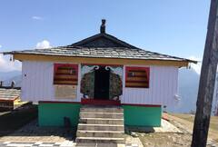 Shiv Mandir: શિવજીના આ મંદિરમાં ચઢાવાય છે ઝાડું, જાણો ભોળાનાથના 5 અનોખા મંદિર