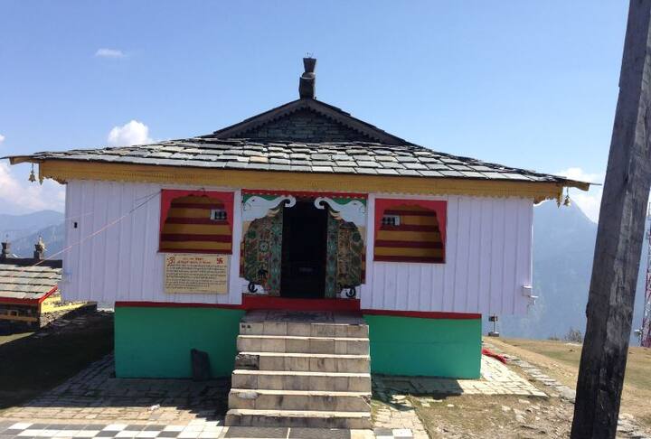 બીજલી મહાદેવ મંદિર - હિમાચલ પ્રદેશના કુલ્લુમાં આવેલ બીજલી મહાદેવનું મંદિર રહસ્યમય માનવામાં આવે છે. અહીં દર 12 વર્ષે મંદિર પર વીજળી પડે છે, જેનાથી મંદિરને નુકસાન નથી થતું, પરંતુ શિવલિંગના ટુકડા થઈ જાય છે. આ પછી, પૂજારીઓ નાઝ, દાળનો લોટ અને માખણ સાથે અહીં શિવલિંગને ફરીથી જોડે છે.