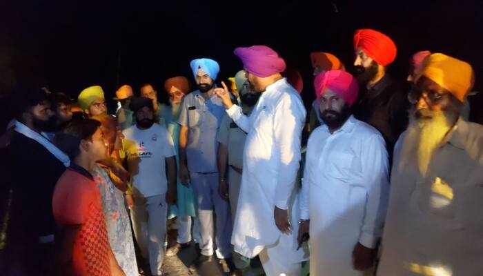 Amritsar News : ਰਾਵੀ ਦਰਿਆ ਤੋਂ ਪਾਰ ਫਸੇ 150 ਵਿਅਕਤੀਆਂ ਨੂੰ ਸੁਰੱਖਿਅਤ ਵਾਪਸ ਲਿਆਂਦਾ 150 people stuck across the River Ravi were brought back safely in Village Ghonewal Amritsar Amritsar News : ਰਾਵੀ ਦਰਿਆ ਤੋਂ ਪਾਰ ਫਸੇ 150 ਵਿਅਕਤੀਆਂ ਨੂੰ ਸੁਰੱਖਿਅਤ ਵਾਪਸ ਲਿਆਂਦਾ