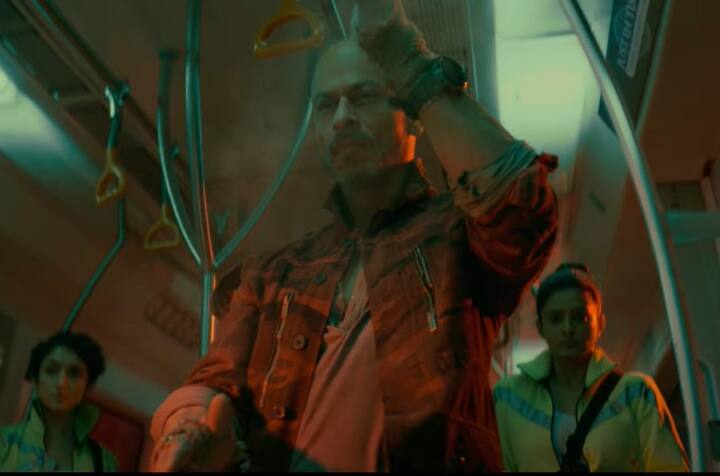 फिल्म में शाहरुख खान बाल्ड लुक में दिख रहे हैं. शाहरुख इससे पहले किसी फिल्म में ऐसी लुक में नजर नहीं आए हैं. इस लुक में वह मेट्रो के अंदर 'आपको हमारी कसम लौट आइए' गाने पर डांस करते भी दिख रहे हैं.