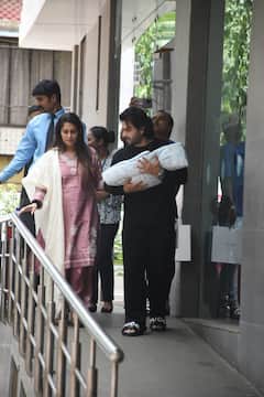 न्यू बॉर्न बेटे संग अस्पताल से 19 दिन बाद डिस्चार्ज हुईं Dipika Kakar, लाडले को सीने से लगाए अस्पताल से निकले पापा शोएब इब्राहिम