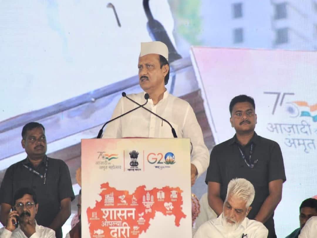 Maharashtra Politics NCP Leader Deputy Chief Minister Ajit Pawar demanding ncp flag with bjp and shiv sena in program Dhule Maharashtra Maharashtra Politics Ajit Pawar:  झेंड्यावरून राजकारण तापलं? आता तीन पक्षांचे सरकार आहे...यापुढे राष्ट्रवादीचाही झेंडा लावा; अजित पवारांचा महाजनांना टोला