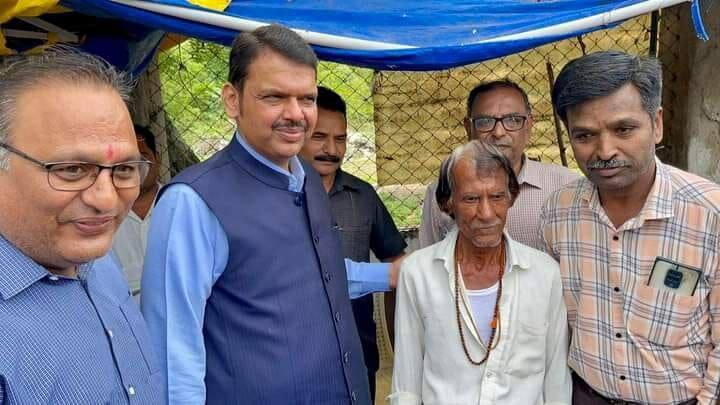 उपमुख्यमंत्र्यांसारख्या व्हीआयपी ग्राहकामुळे चहा विक्रेताही अचंबित झाला.