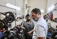 सुरक्षेच्या लवाजम्यात वावरणारे राहुल गांधी बाईकचे शौकीन, त्यांच्याकडे आहे 'ही' स्पोर्ट्स बाईक