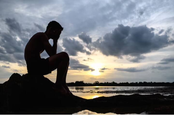 आप अपने बैड एक्सपीरियंस से सीखने की कोशिश करें. जिंदगी में एक बुरा पल आपको बहुत कुछ सिखा सकता है. हालांकि बैड मेमोरी को अलविदा कहना आसान नहीं है लेकिन इस अनुभव को खुद पर हावी होने के बजाय उससे सीखने की कोशिश करें.