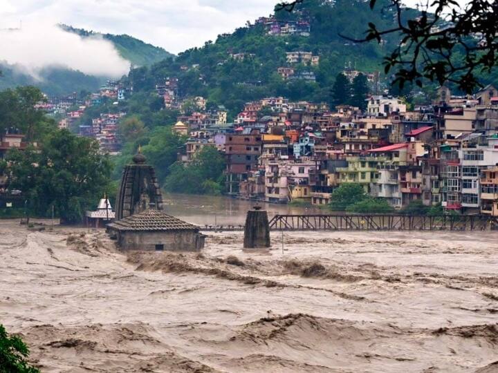 People troubled by flood in Shimla deepen water crisis, there will be problem for next three-four days Shimla Water Crises: शिमला में बाढ़ से परेशान लोगों पर गहराया पानी का संकट, आगे तीन-चार दिन तक होगी दिक्कत