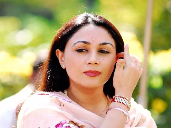 इनका जन्म 30 जनवरी 1971 को जयपुर, राजस्थान में एक प्रतिष्ठित भारतीय सेना अधिकारी और होटल व्यवसायी भवानी सिंह और पद्मिनी देवी के घर हुआ था. उनकी शिक्षा नई दिल्ली के मॉडर्न स्कूल से लेकर मुंबई के जीडी सोमानी मेमोरियल स्कूल और अंततः जयपुर के महारानी गायत्री देवी गर्ल्स पब्लिक स्कूल तक हुई. इन्होंने ऑर्ट में डिप्लोमा डिग्री ली है.