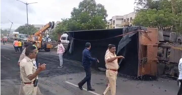 मुंबई-बंगळूरू महामार्गावरील भूमकर पुलाजवळ येताच कंटेनर लोखंडी दुभाजकाला धडकला. त्यामुळे कंटेनर दुभाजक तोडून विरुद्ध दिशेला जाऊन उलटला आहे.