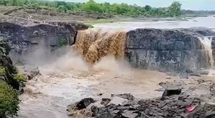 दरम्यान मराठवाड्यातील अनेक जिल्ह्यात मागील आठवड्यात दमदार पाऊस झाला आहे. या पावसामुळे नद्यांना पूर आले असून, अनेक ठिकाणी धबधबे प्रवाहित झाल्याचे पाहायला मिळत आहे.