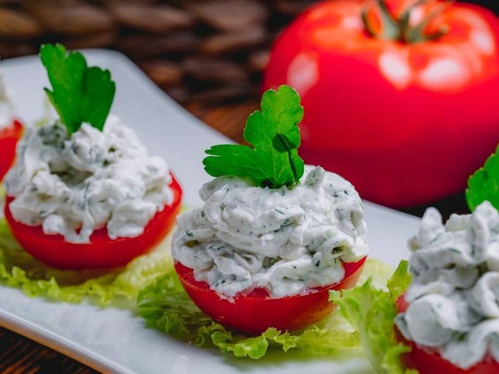 इसके बाद न्हें एक कटोरे में निकाल लें और इसमें कटे हुए क्रैनबेरी, बादाम और काजू डालें.