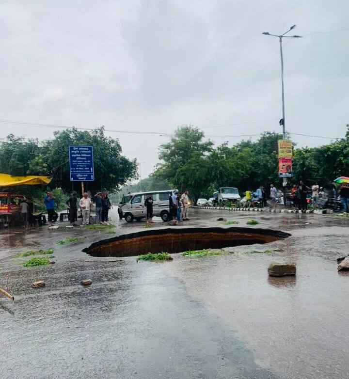 இந்த கனமழையால் ஒட்டுமொத்த டெல்லி மாநகரமே வெள்ளக்காடாக மாறியுள்ளது.