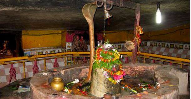 મંદિરની અંદર ઠંડી, બહાર ગરમી - ઓડિશાના તિતલાગઢમાં એક એવું અનોખું શિવ મંદિર છે, જ્યાં મંદિરની બહાર ખૂબ જ ગરમી હોય છે, પરંતુ ગર્ભગૃહની અંદર એટલી ઠંડી હોય છે કે 5 મિનિટ પણ રોકાવું મુશ્કેલ બની જાય છે. કુમ્હાડા પર્વતના ખડકાળ ખડકો પર બનેલા આ મંદિરનું રહસ્ય કોઈ ઉકેલી શક્યું નથી.