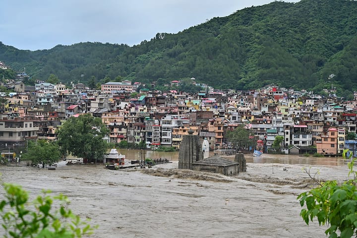 पुलिस ने बताया कि शिमला के ठियोग उपमंडल में सोमवार सुबह भूस्खलन में एक मकान के ढह जाने से तीन लोगों की मौत हो गई. घटना पल्लवी गांव में हुई और मृतकों की पहचान दीप बहादुर, देवदासी और मोहन बहादुर के रूप में हुई है.