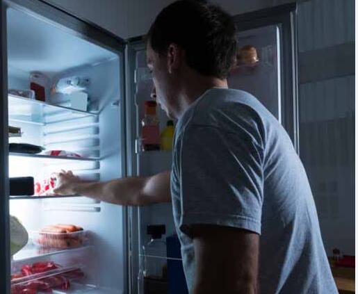 ਅਜਿਹੇ 'ਚ ਆਓ ਜਾਣਦੇ ਹਾਂ ਸਨੈਕਸ ਖਾਣ ਬਾਰੇ 'ਚ ਮਾਹਿਰ ਕੀ ਕਹਿੰਦੇ ਹਨ ਤੇ ਕਿਹੜੇ ਸਮੇਂ 'ਤੇ ਸਨੈਕਸ ਨਹੀਂ ਖਾਣਾ ਚਾਹੀਦਾ ਤਾਂ ਕਿ ਇਸ ਨਾਲ ਸਰੀਰ ਨੂੰ ਕੋਈ ਨੁਕਸਾਨ ਨਾ ਹੋਵੇ। ਅੱਜ ਦੇ ਆਰਟੀਕਲ ਵਿੱਚ, ਅਸੀਂ ਇਸ ਬਾਰੇ ਗੱਲ ਕਰਾਂਗੇ...