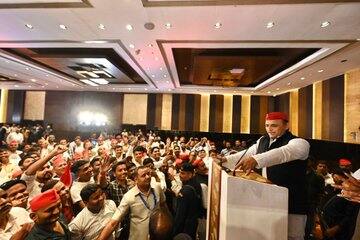 ભાજપ પર કટાક્ષ કરતા અખિલેશ યાદવે કહ્યું કે ભાજપની રણનીતિ શું છે, તે ક્યારેય કોઈને સમજાતું નથી. તેમણે કહ્યું કે ભાજપ સમાજને તોડે છે, ભાગલા પાડે છે અને તેનો હિસ્સો છીનવે છે.