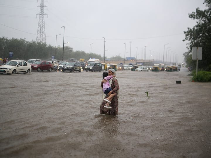 Delhi Rains 2023 : இந்தியாவின் தலைநகரத்தில் வரலாறு காணாத மழையால் மக்களின் தினசரி வாழ்க்கை பாதிக்கப்பட்டுள்ளது.