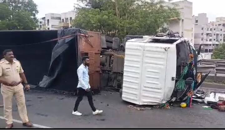 यामध्ये चालक जखमी झाला आहे. त्याला जवळच्या खासगी रुग्णालयात दाखल करण्यात आले आहे.