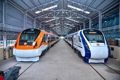 PHOTOS: વંદે ભારત એક્સપ્રેસ હવે વાદળી-સફેદને બદલે ઓરેન્જ અને ડાર્ક-ગ્રે કલરમાં જોવા મળશે