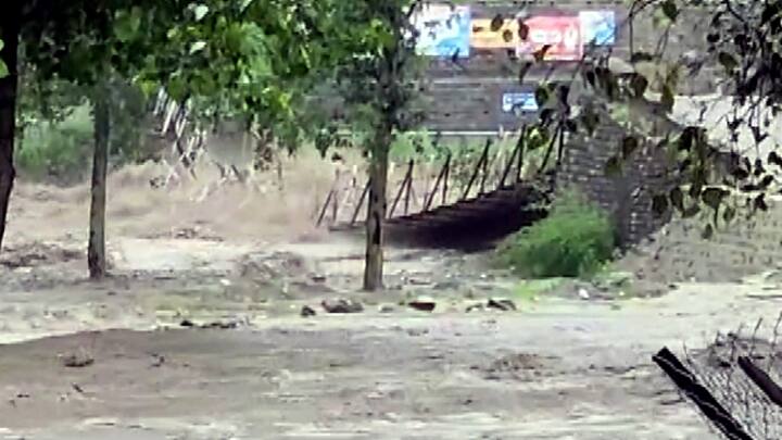 अधिकारियों ने बताया कि पर्यटन स्थल मनाली में फंसे 20 लोगों को बचा लिया गया है लेकिन अभी भी अलग-अलग हिस्सों में लगभग 300 लोग फंसे हुए हैं.