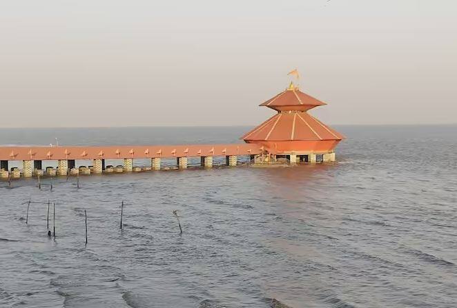 સ્તંભેશ્વર મહાદેવ મંદિર - સ્તંભેશ્વર મહાદેવ મંદિર ગુજરાતના કાવી કંબોઈમાં આવેલું છે. આ મંદિરમાં સમુદ્ર પોતે અભિષેક કરે છે.સમુદ્રની મધ્યમાં આવેલું આ શિવ મંદિર બે દિવસ પછી સમુદ્રના મોજામાં સંપૂર્ણ રીતે ડૂબી જાય છે. આ સવારે અને સાંજે બે વાર થાય છે.