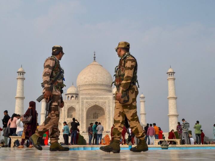 Agra Taj Mahal a Woman absconding leaving child Premises Police engaged in search Agra News: ताजमहल परिसर में बच्चे को छोड़कर फरार हुई महिला, पुलिस तलाश में जुटी