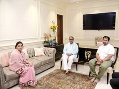 In Pics: मुलायम सिंह यादव की पत्नी की पहली पुण्यतिथि पर पहुंचे BJP के दिग्गज, परिवार के ये लोग नहीं आए नजर