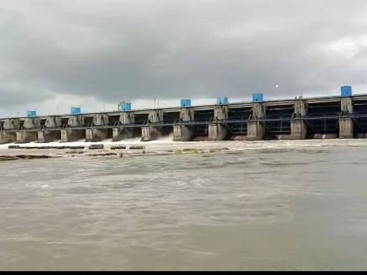 भंडारा (Bhandra) जिल्ह्यातही जोरदार पाऊस पडत असल्यामुळं गोसीखुर्द धरणाच्या (Gosikhurd Dam) पाणीसाठ्यात मोठी वाढ झाली आहे.