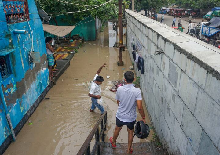 বিপদসীমার উপর দিয়ে বইছে যমুনা। মঙ্গলবার ভোরের দিকে তাই যমুনা-লাগোয়া এলাকার বহু বাসিন্দাকে নিরাপদ আশ্রয়ের খোঁজে অন্যত্র সরে যেতে হল।