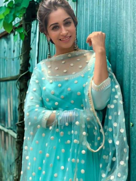 सिंपल लुक को मॉडर्न टच देंगी ये 10 सलवार सूट डिजाइंस