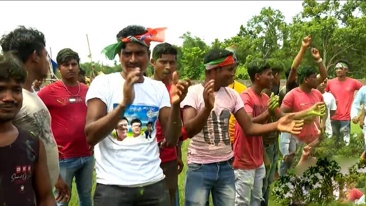 গণনার শুরুতেই একের পর এক গ্রাম পঞ্চায়েত তৃণমূলের। দিকে দিকে শুরু সেলিব্রেশন। গণনার আগেই দক্ষিণ ২৪ পরগনায় ৬৫ গ্রাম পঞ্চায়েত তৃণমূলের।