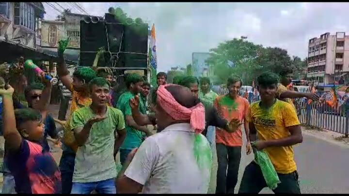 গণনা প্রাথমিক ট্রেন্ড সামনে আসতেই শুরু হয় সবুজ আবির খেলা।
