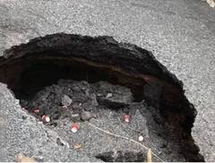 Monsoon Rain in Delhi: ਦਿੱਲੀ 'ਚ ਭਾਰੀ ਮੀਂਹ ਤੋਂ ਬਾਅਦ ਧਸਣ ਲੱਗੀਆਂ ਸੜਕਾਂ, ਯਾਤਰੀਆਂ ਲਈ ਜਾਰੀ ਕੀਤੀ ਗਈ ਐਡਵਾਈਜ਼ਰੀ