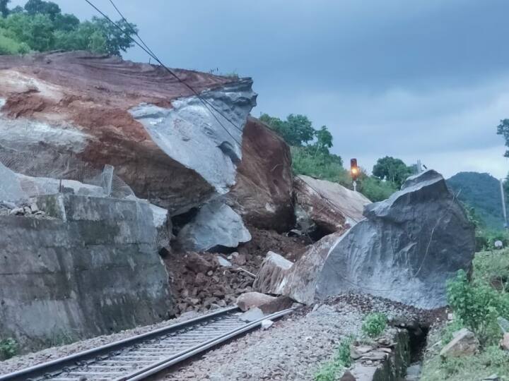 Chhattisgarh indian railway accident kk rail line kirandul vishakhapattanam bastar news ANN Chhattisgarh News: रेल लाइन पर गिरी चट्टान, बारिश के वजह से हुआ हादसा, इस रूट की सभी ट्रेनें रद्द