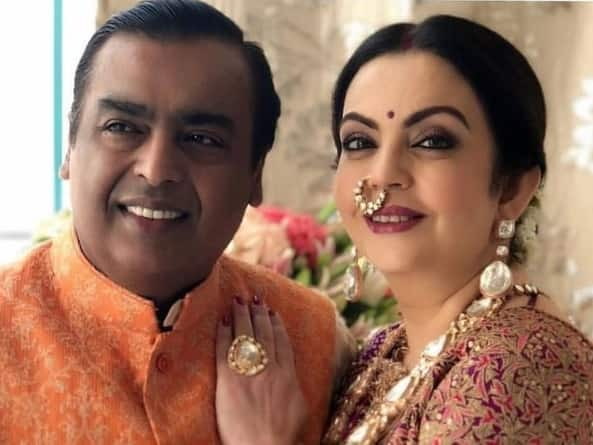 Love Story : Mukesh Ambani and Nita Ambani go for Dinner Date Love Story : પત્ની સાથે હજી પણ સીક્રેટ ડેટ્સ પર જાય છે મુકેશ અંબાણી