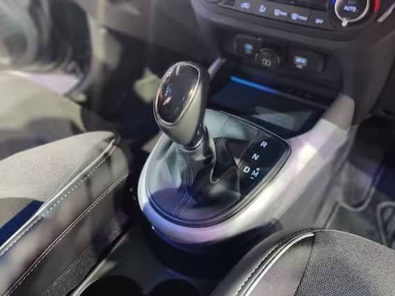 এক্সটার (Hyundai Exter) ৬টি একরঙের ও ৩টি ডুয়াল টোন রঙে পাওয়া যায়। এতে অ্যালয় হুইল ও স্কিড প্লেট রয়েছে যা অন্যান্য SUV স্টাইলিং টাচের মতো লাগে। এক্সেটার হুন্ডাই এসইউভি লাইন-আপে ভেন্যুটির নীচে রয়েছে।
