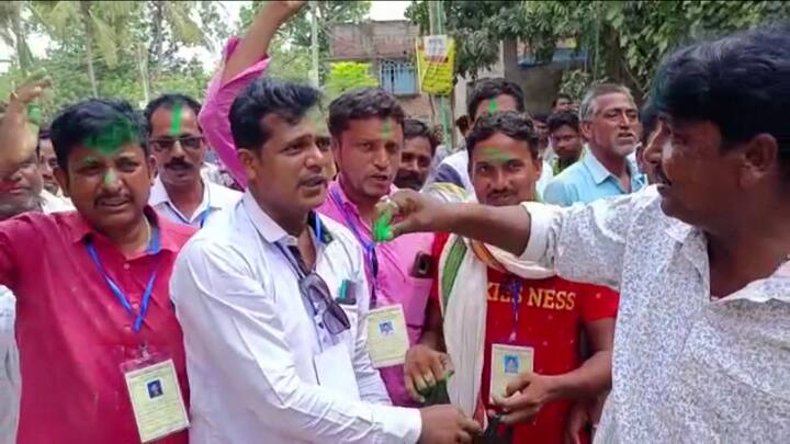 আরামবাগের কালীপুরে নেতাজি মহাবিদ্যালয় গননা কেন্দ্রের সামনে আবির খেলা তৃণমূলের।
