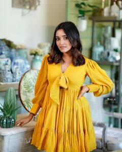 ఎల్లో డ్రెస్ లో నవ్వులు చిందిస్తోన్న బుట్టబొమ్మ హీరోయిన్!