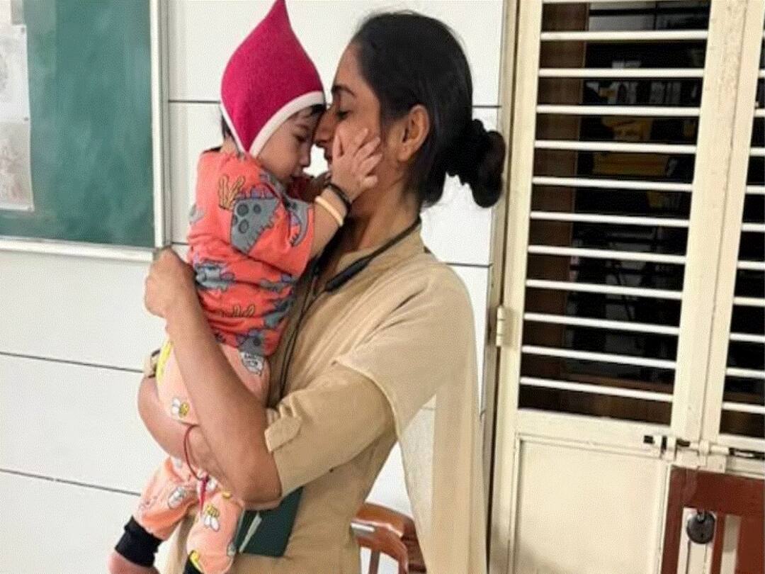 Woman Constable In Ahmedabad Takes Care Of Infant While Mother Writes Exam See Viral Pics Woman Constable In Ahmedabad Takes Care Of Infant While Mother Writes Exam. See Viral Pics