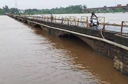 गोंदिया जिल्ह्यातील पुजारीटोला आणि धापेवाडा धरणातून पाण्याचा सातत्यानं विसर्ग होत असल्यानं आणि सुरू असलेल्या पावसानं भंडाऱ्याची जीवनदाहिनी म्हणून ओळखल्या जाणाऱ्या वैनगंगा नदीचं पात्र आता दुथडी भरून वाहू लागलं आहे.