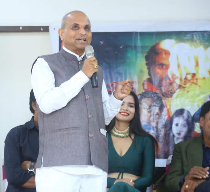 'తారకాసుర' సినిమా విలేకరుల సమావేశంలో మాట్లాడుతున్న 'లయన్' సాయి వెంకట్