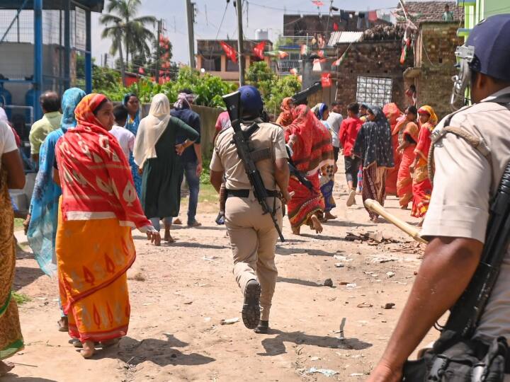 8 जुलाई को राज्य में पंचायत चुनाव के लिए मतदान हुआ था. मतदान के दिन राज्य भर में कई हिंसक घटनाएं सामने आई थीं. इसमें कई लोगों की मौत, कई लोगों के घायल और मतदान केंद्रों में तोड़फोड़ की खबरें सामने आई थी.